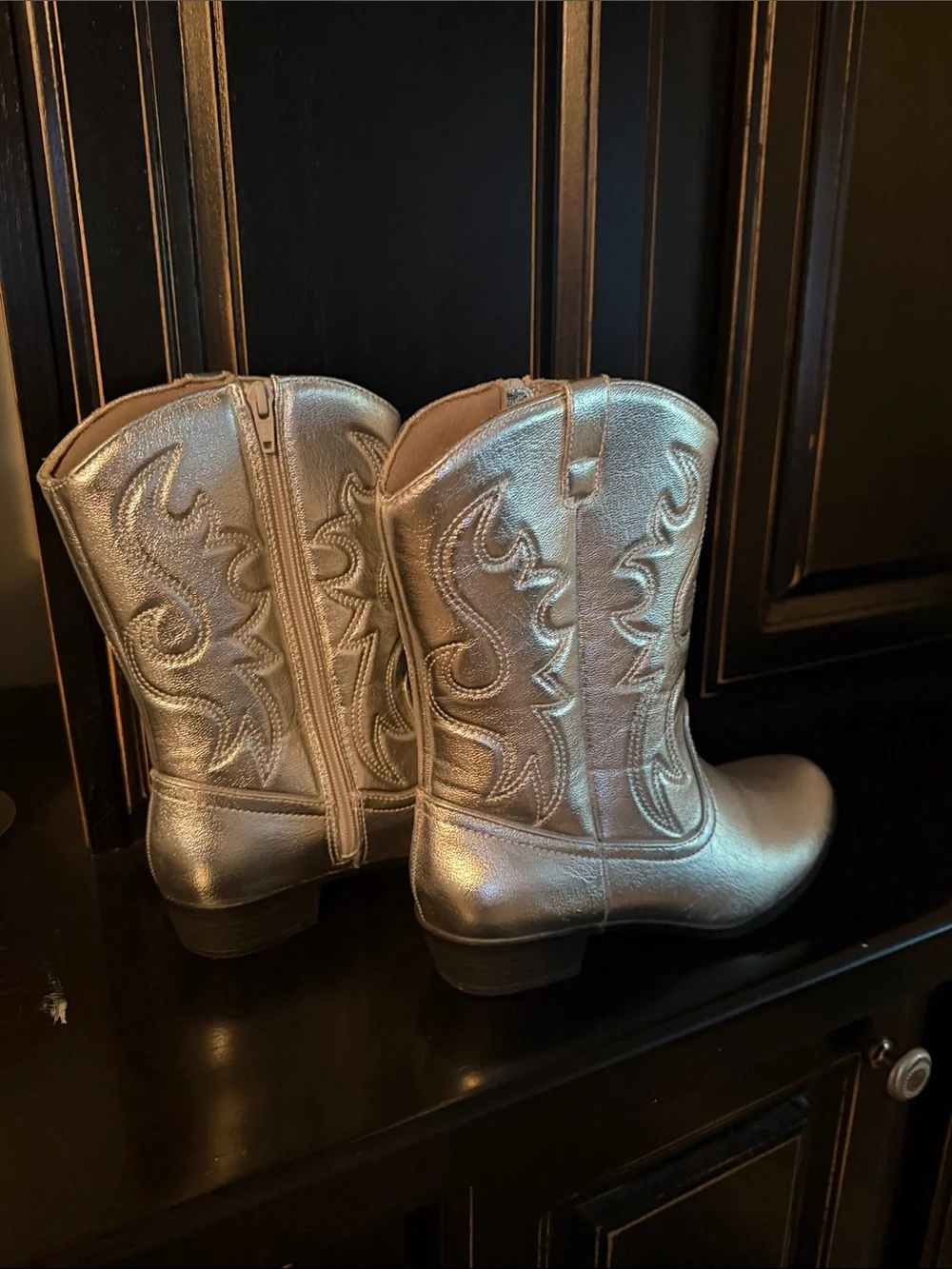 Girls metallic silver cowgirl boots  ✨